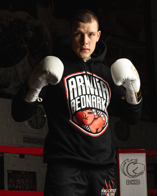 BLUZA Z KAPTUREM ARMIA BEDNARKA BLACK